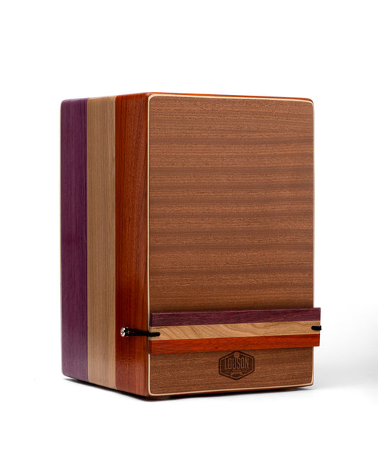Cajón macizo de padauk, cerezo y corazón morado con trampa externa a juego.