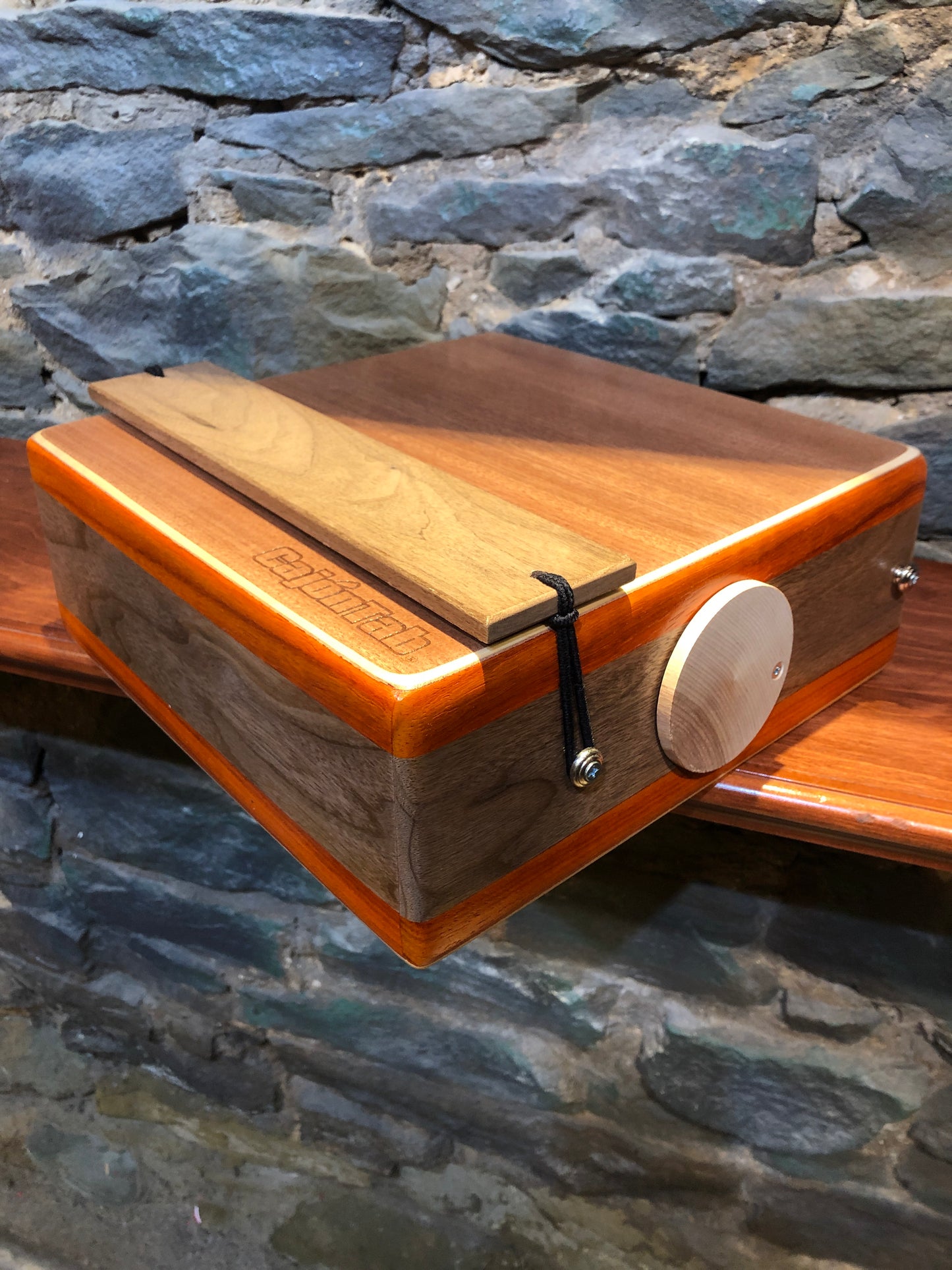 CajonTab Pro Series de 12”: Padauk y nogal, núcleo ancho