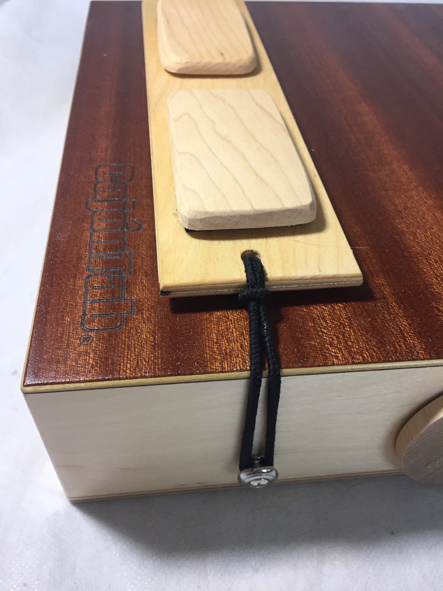 CajonTab®️ Jumbo de 12” con caja de clic de arce duro