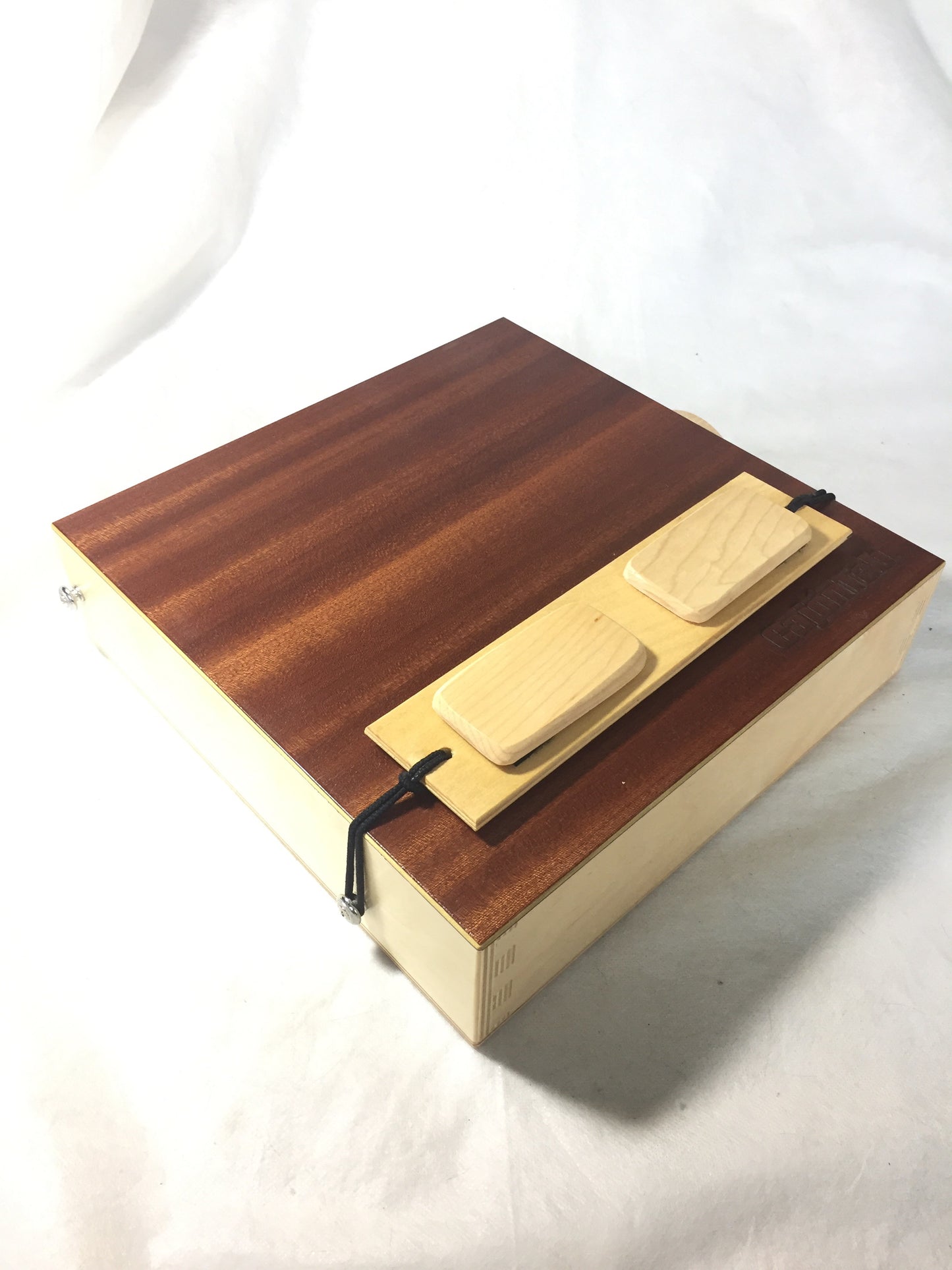 CajonTab®️ Jumbo de 12” con caja de clic de arce duro