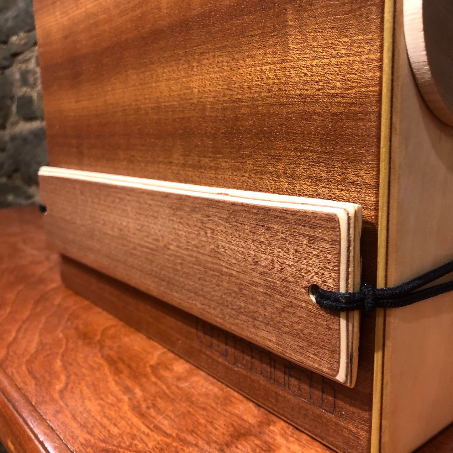 CajonTab 12 con caja de caoba a juego: edición limitada